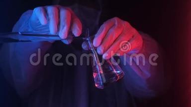 医学科学家在霓虹灯中用透明物质保存试管